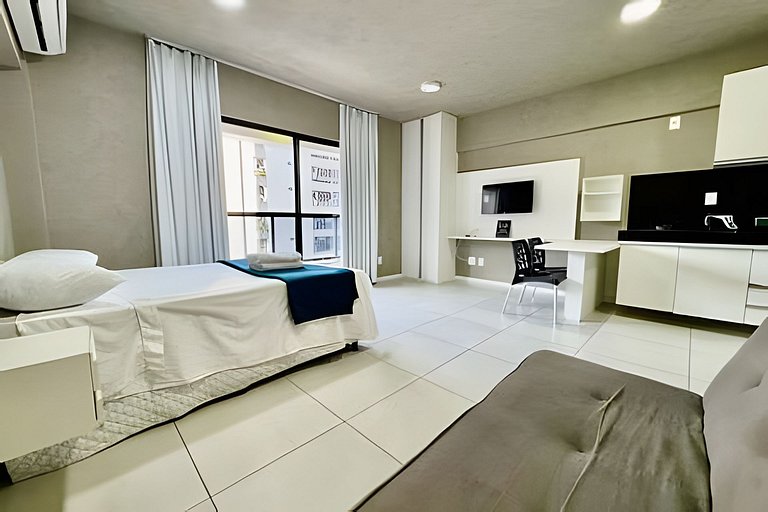 Apê pertinho do mar com varanda piscina e A/C.