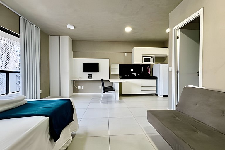 Apê pertinho do mar com varanda piscina e A/C.