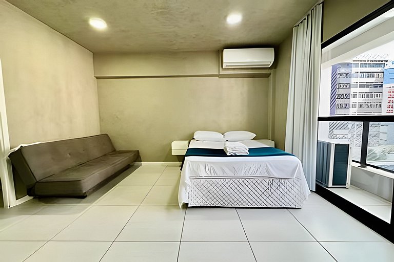 Apê pertinho do mar com varanda piscina e A/C.