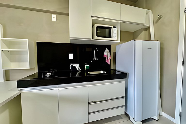 Apê pertinho do mar com varanda piscina e A/C.