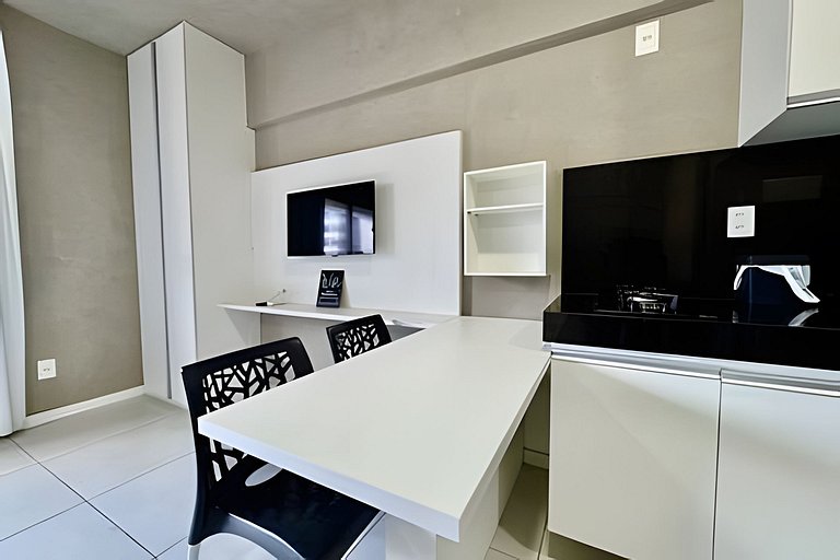 Apê pertinho do mar com varanda piscina e A/C.