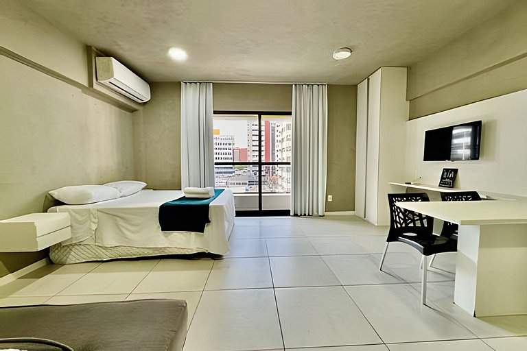 Apê pertinho do mar com varanda piscina e A/C.