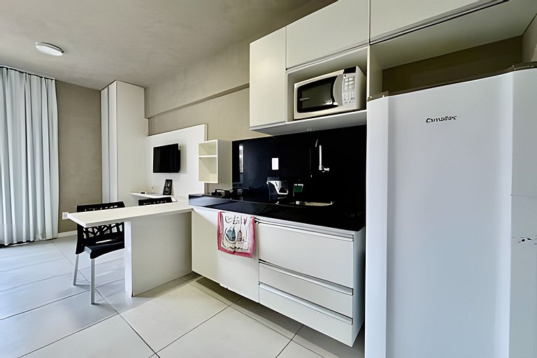 Apê pertinho do mar com varanda piscina e A/C.