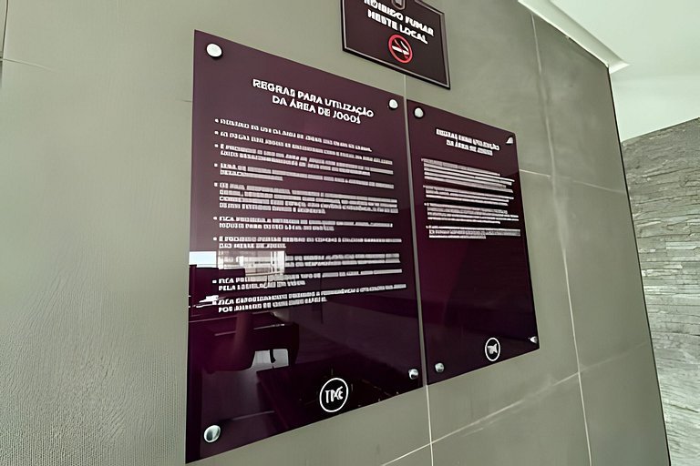 Apê pertinho do mar com varanda piscina e A/C.