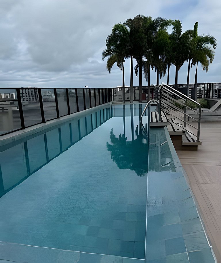 Apê pertinho do mar com varanda piscina e A/C.