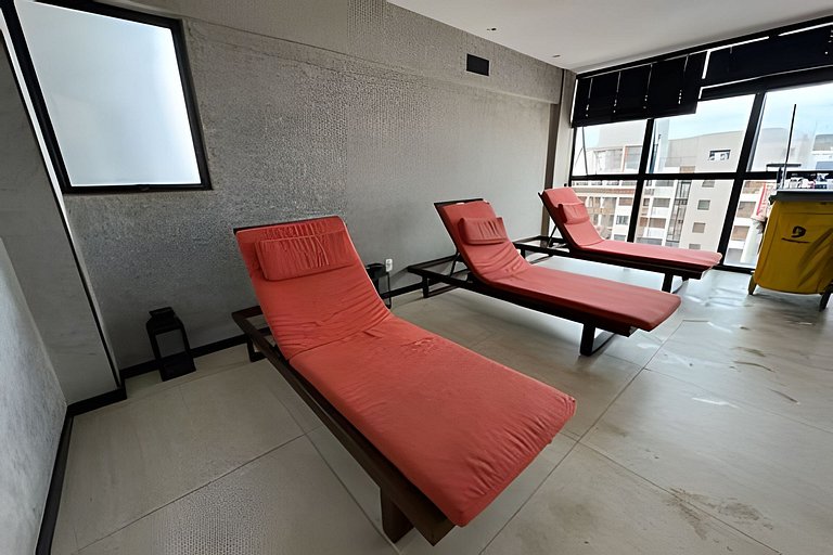 Apê pertinho do mar com varanda piscina e A/C.