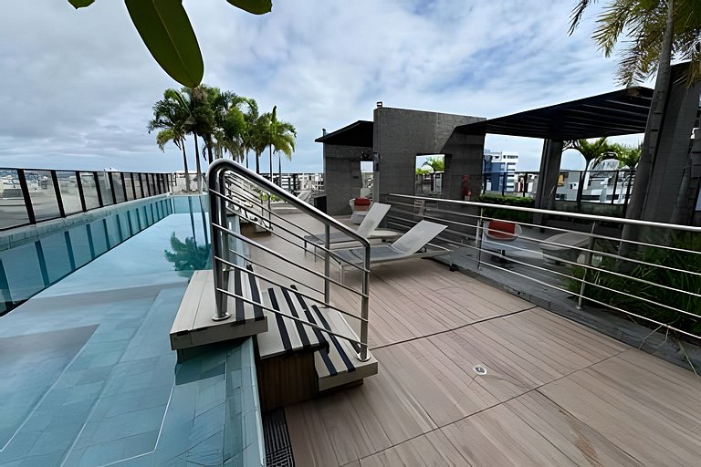 Flat 100 mt praia, varanda, piscina 6x sem juros