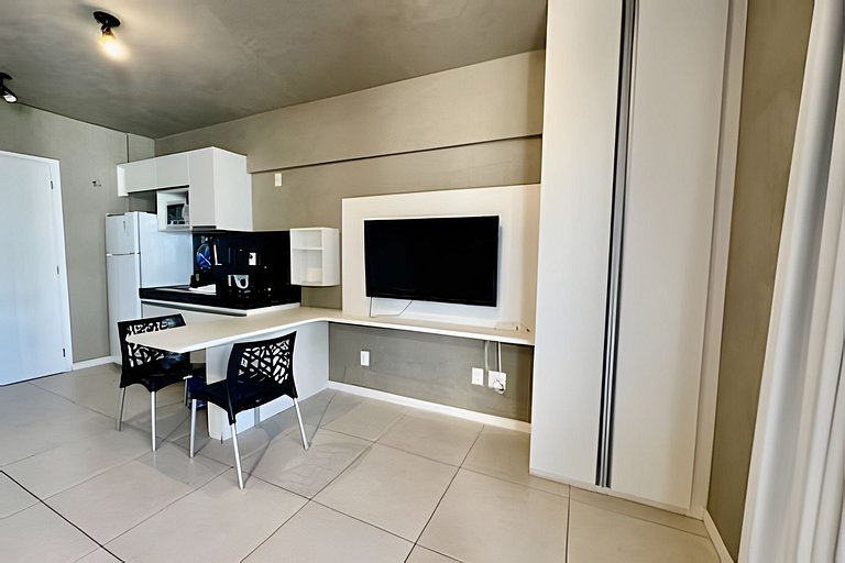 Flat c varanda a metros da praia com piscina e A/C