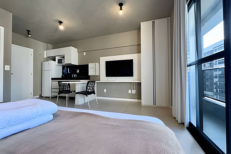 Flat c varanda a metros da praia com piscina e A/C