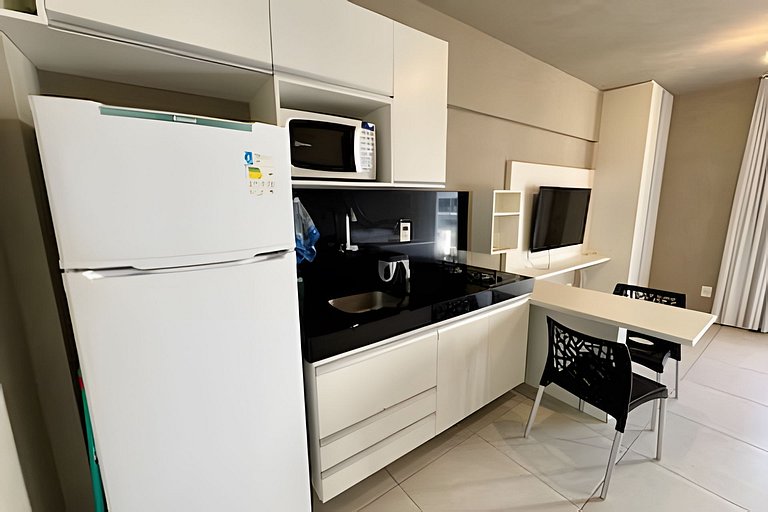 Flat c varanda a metros da praia com piscina e A/C