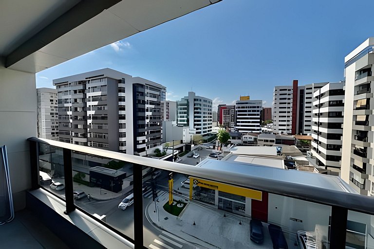 Flat c varanda a metros da praia com piscina e A/C
