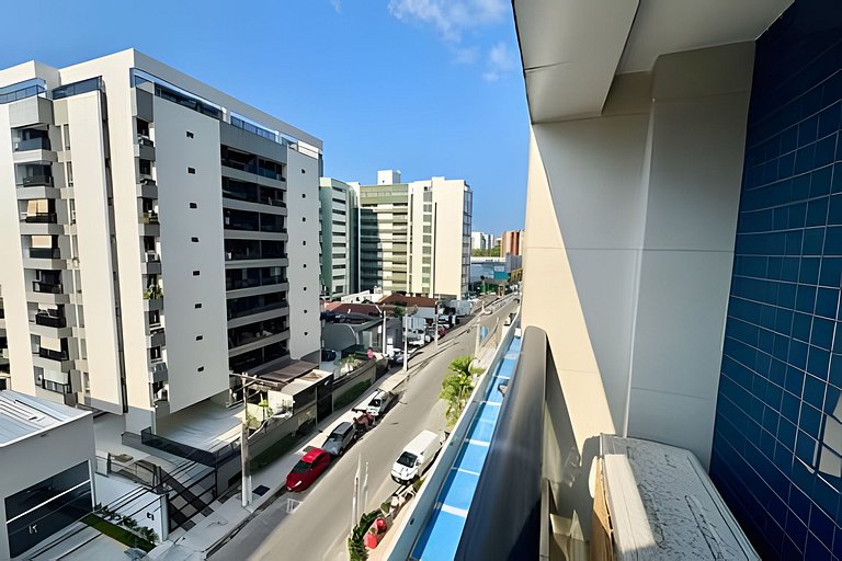 Flat c varanda a metros da praia com piscina e A/C