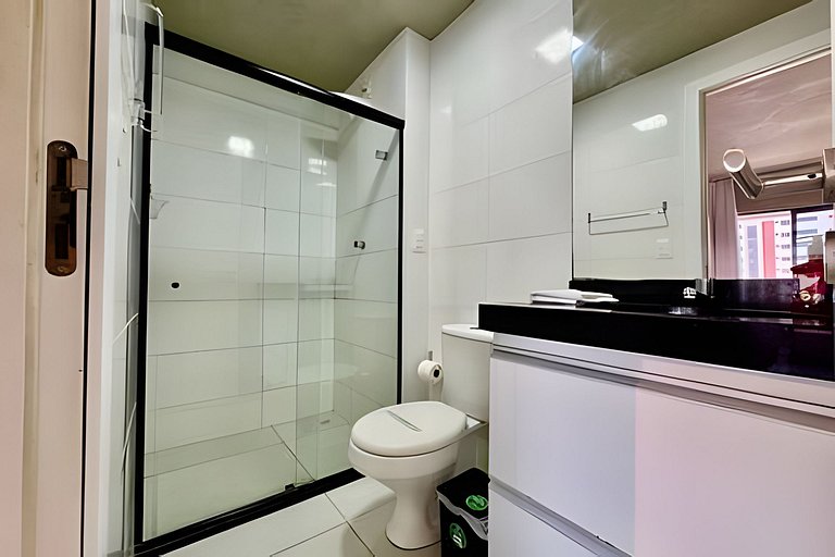 Flat c varanda a metros da praia com piscina e A/C