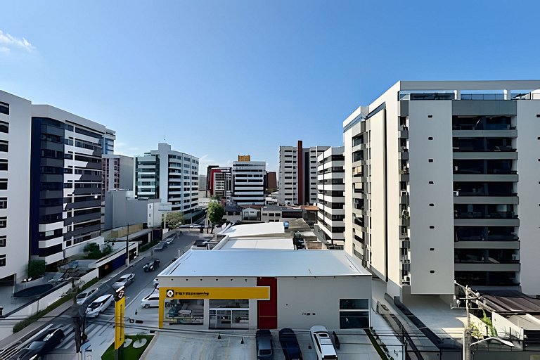Flat c varanda a metros da praia com piscina e A/C