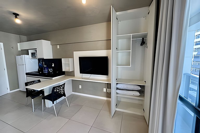 Flat c varanda a metros da praia com piscina e A/C