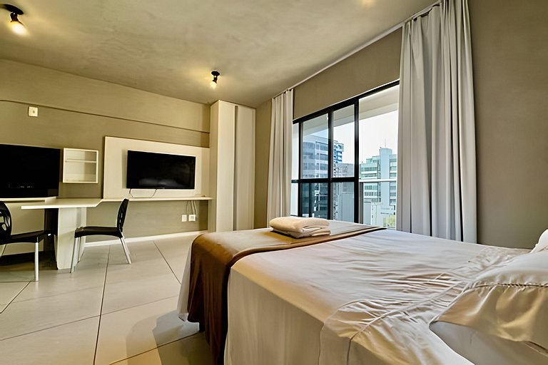 Flat c varanda a metros da praia com piscina e A/C