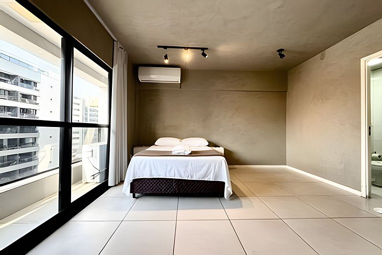 Flat c varanda a metros da praia com piscina e A/C