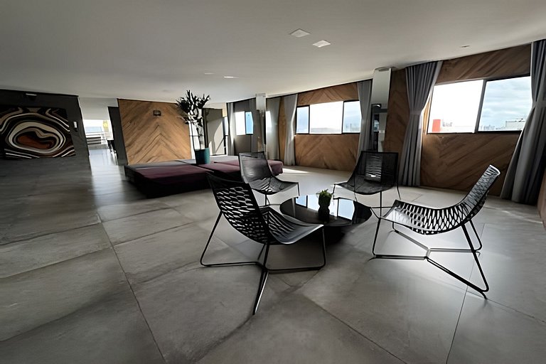 Flat c varanda a metros da praia com piscina e A/C