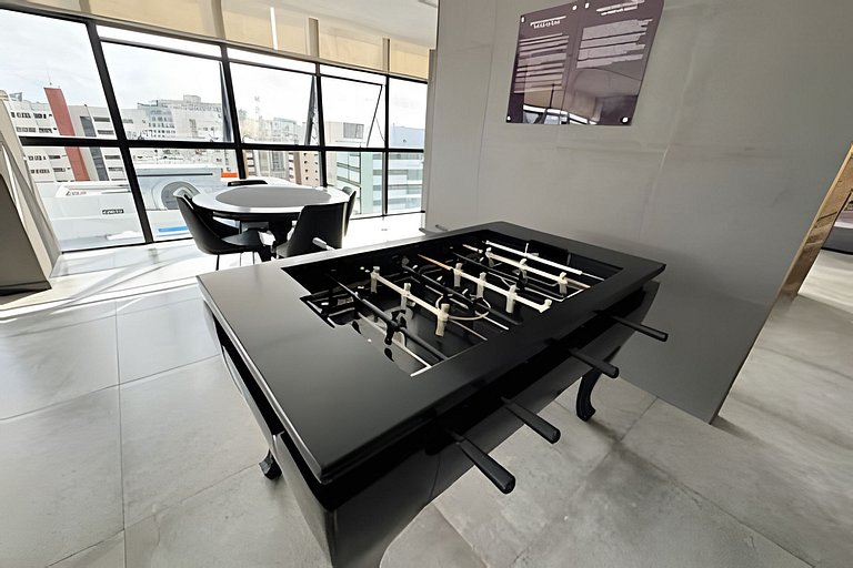 Flat c varanda a metros da praia com piscina e A/C