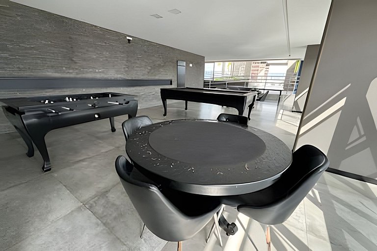 Flat c varanda a metros da praia com piscina e A/C