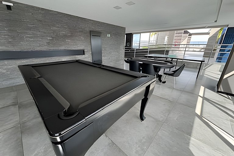 Flat c varanda a metros da praia com piscina e A/C