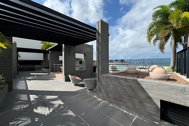 Flat c varanda a metros da praia com piscina e A/C