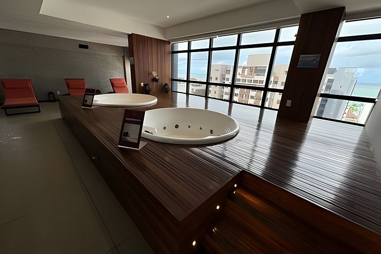 Flat c varanda a metros da praia com piscina e A/C