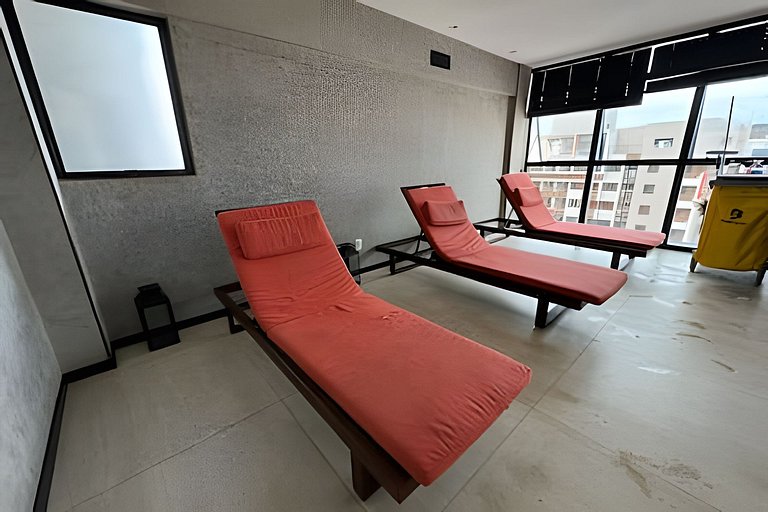 Flat c varanda a metros da praia com piscina e A/C